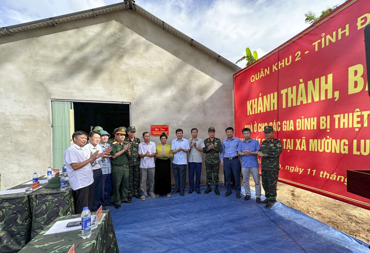 Lãnh đạo tỉnh Điện Biên và Bộ Chỉ huy Quân sự tỉnh Điện Biên trao nhà mới cho người dân bị mất nhà do mưa lũ tại xã Mường Luân