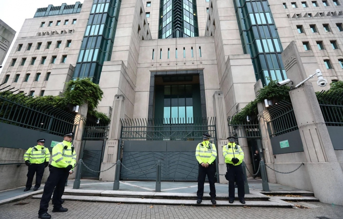 Giám đốc MI6, ông Richard Moore cho biết, sự ra đời của Silent Courier không chỉ giúp cơ quan tình báo tiếp cận với những người khó có thể tiếp xúc trực tiếp - Ảnh 20 Minutes