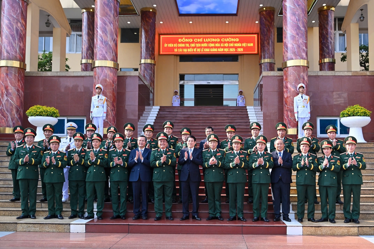 Chủ tịch nước Lương Cường chụp ảnh cùng các đại biểu