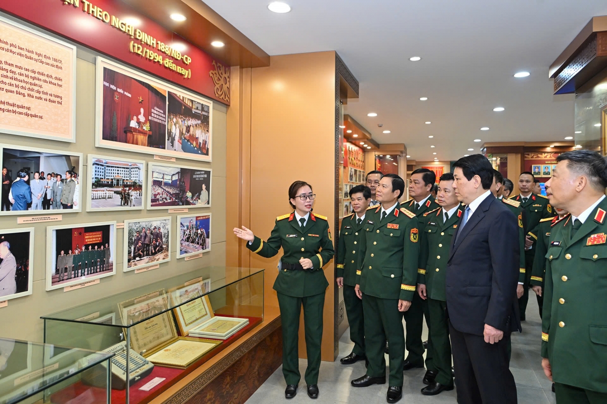 Chủ tịch nước Lương Cường tham quan phòng truyền thống của Học viện Quốc phòng