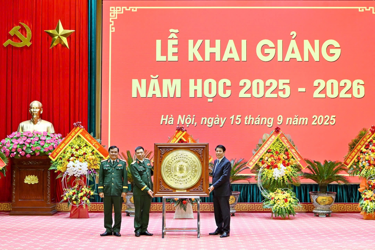 Chủ tịch nước Lương Cường tặng quà lưu niệm cho Học viện Quốc phòng