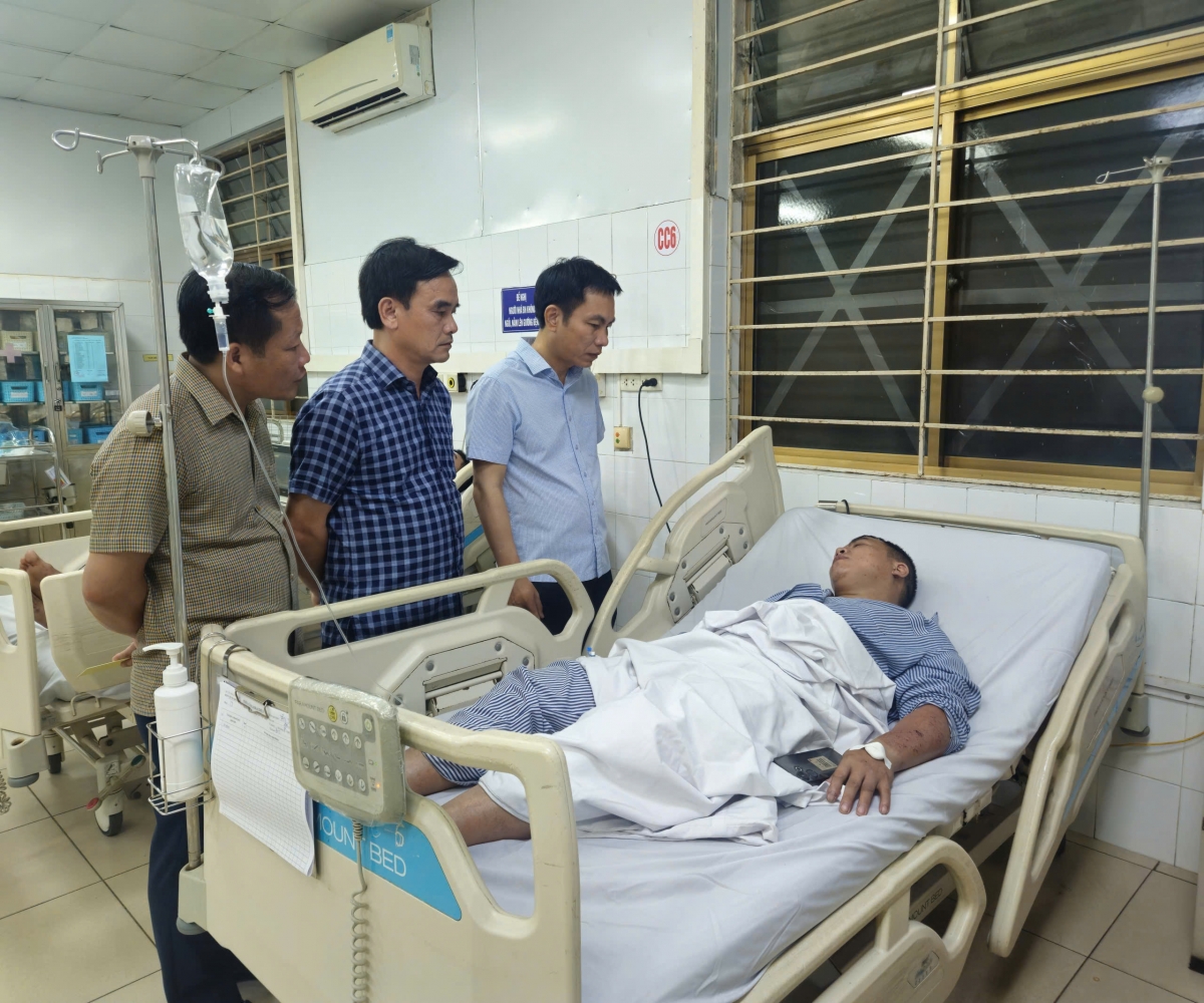 Phó TGĐ Nguyễn Huy Nam, Chủ tịch Công đoàn TKV Lê Thanh Xuân thăm hỏi, động viên các công nhân bị thương hiện đang điều trị tại Bệnh viện Đa khoa tỉnh