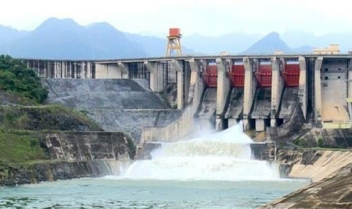 Thủy điện Tuyên Quang mở liên tiếp 7 cửa xả đáy. Ảnh: Báo Tuyên Quang.