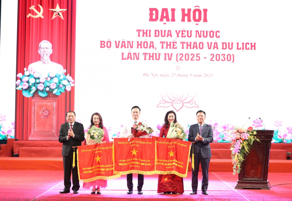 3 tập thể được tặng Cờ thi đua của Chính phủ năm 2024 (Ảnh: Trần Huấn)