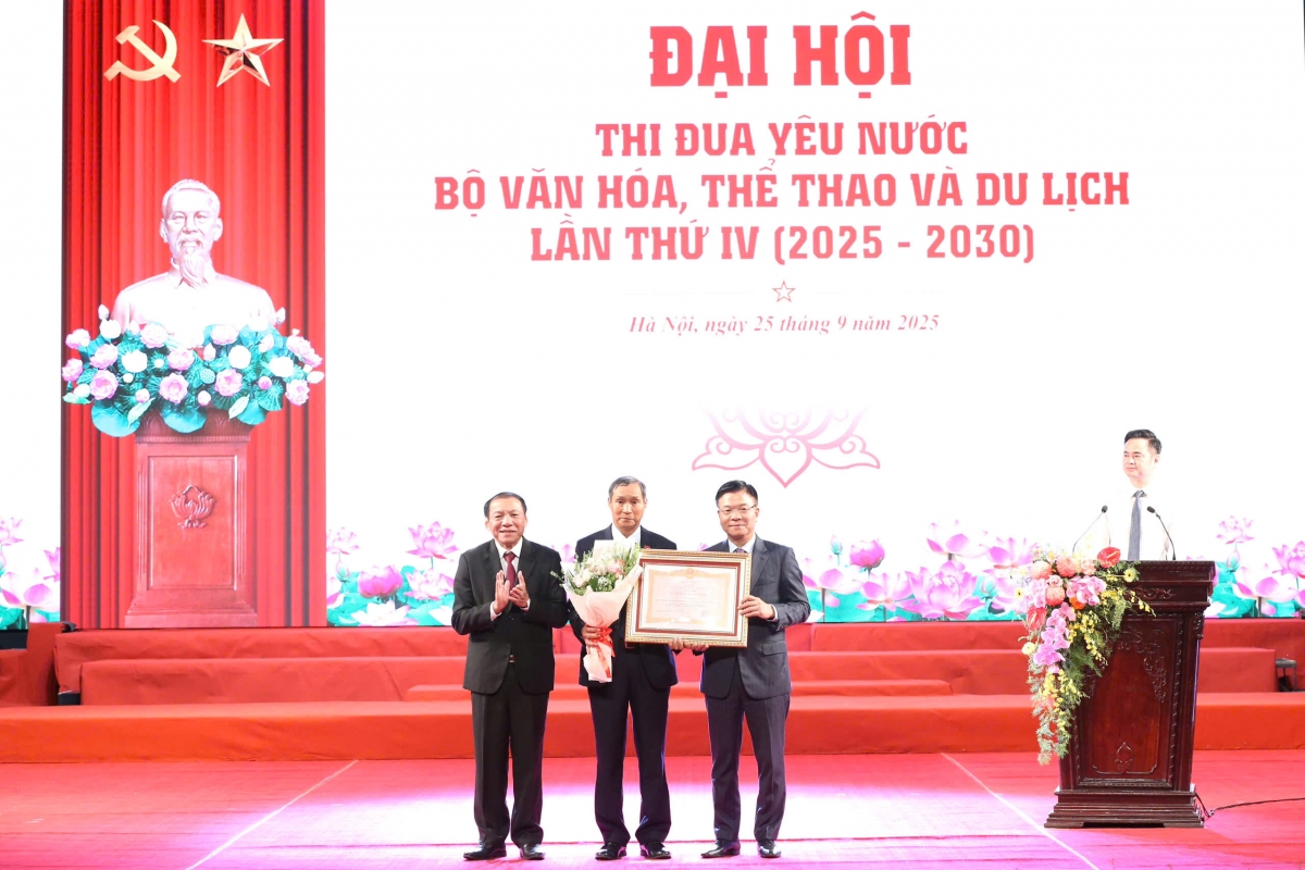 Ông Mai Đức Chung được trao danh hiệu Anh hùng lao động (Ảnh: Trần Huấn)