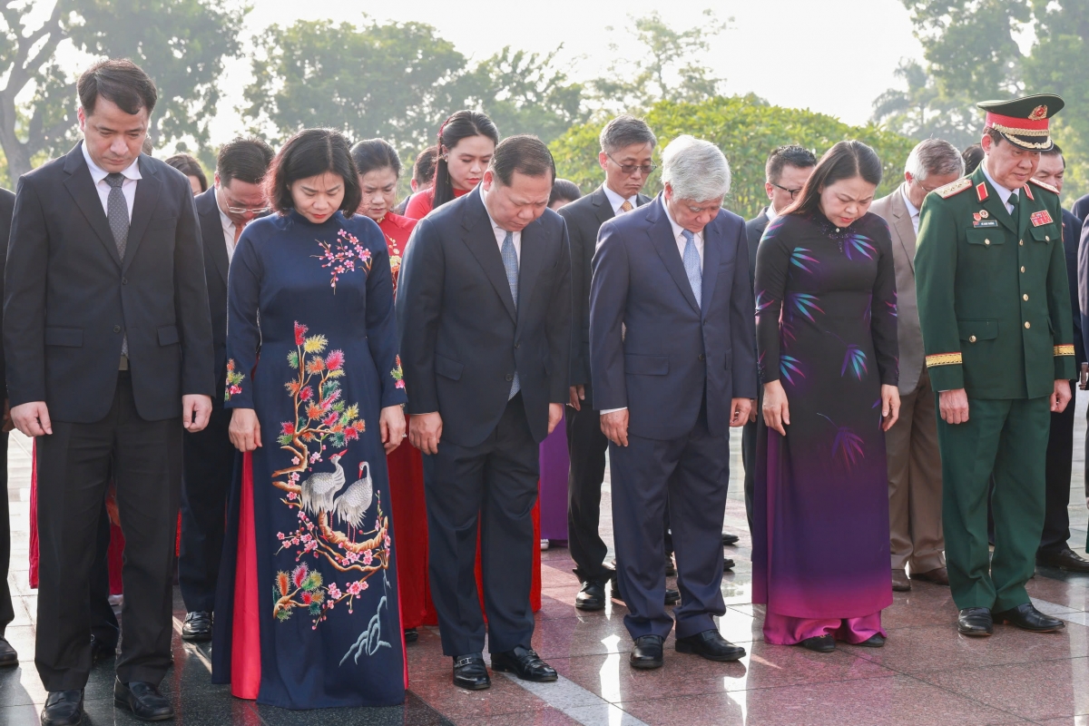 Các đại biểu dành một phút mặc niệm tưởng nhớ các anh hùng liệt sĩ.