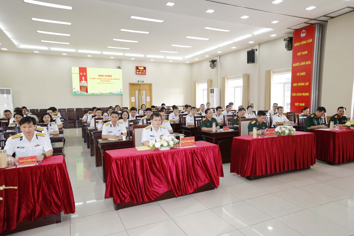Các đại biểu dự khai giảng