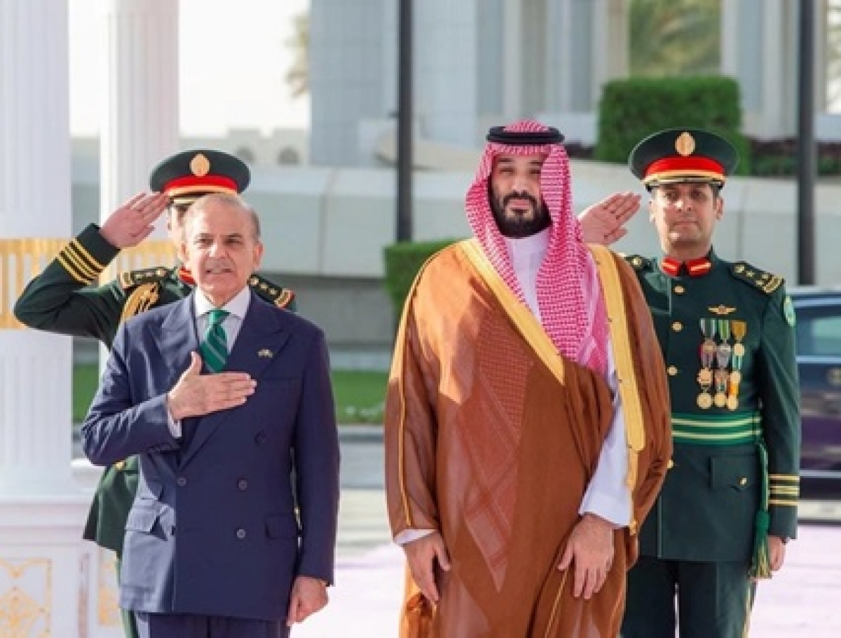 Thái tử Saudi Arabia Mohammed bin Salman (phải) trong lễ tiếp Thủ tướng Pakistan Shehbaz Sharif. Ảnh Reuters