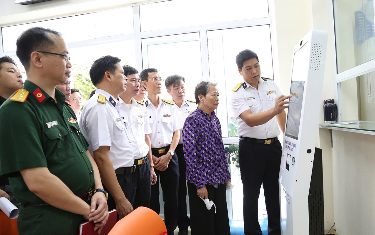 Hồ sơ bệnh án điện tử giúp người dân đến khám bệnh giảm thiểu giấy tờ, rút ngắn thời gian chờ đợi và minh bạch hóa các khâu nghiệp vụ