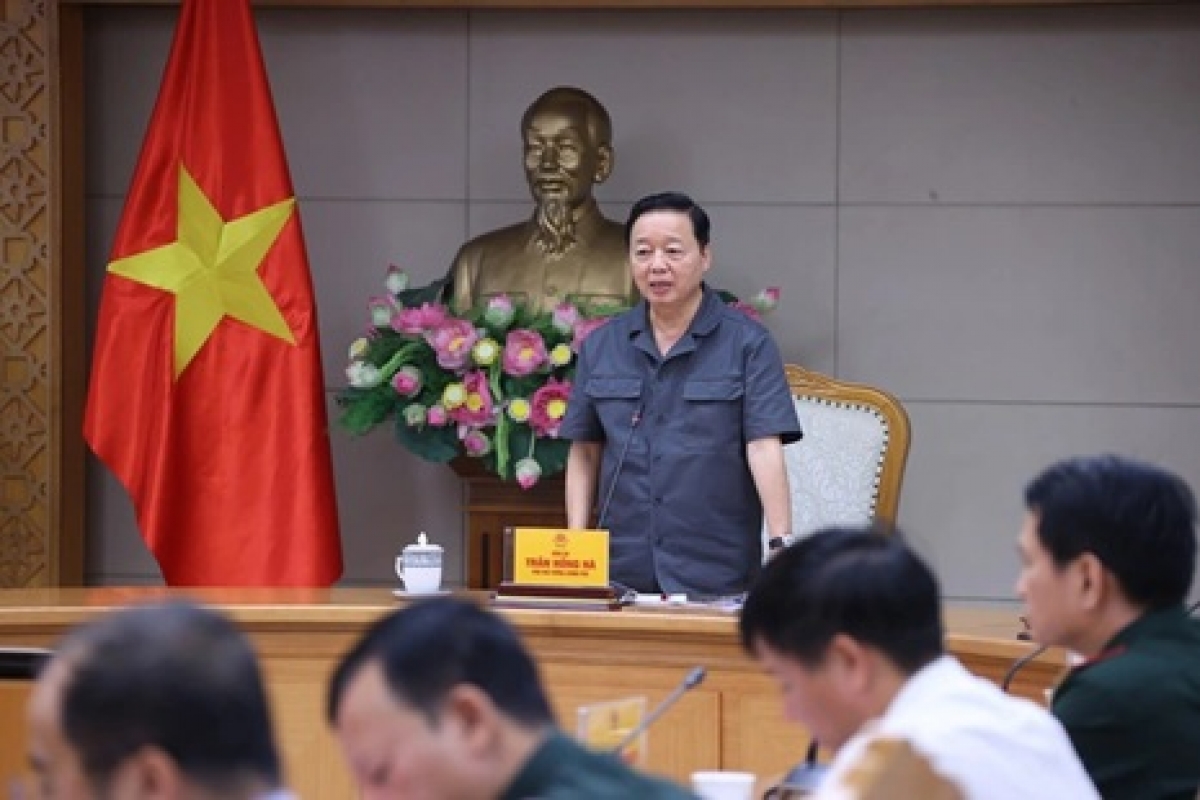 Phó Thủ tướng Trần Hồng Hà, Phó Trưởng ban Thường trực Ban Chỉ đạo Phòng thủ dân sự quốc gia, chủ trì cuộc họp triển khai ứng phó với cơn bão số 10 Bualoi. Ảnh: VGP