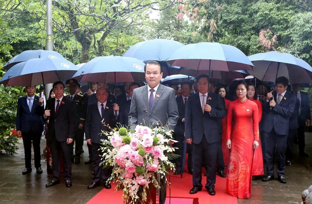 Đoàn đại biểu dự Đại hội Đảng bộ tỉnh Phú Thọ lần thứ I dâng hương tưởng niệm các Vua Hùng.