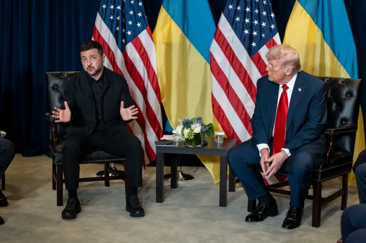 Tổng thống Ukraine Volodymyr Zelensky (trái) và Tổng thống Mỹ Donald Trump gặp nhau bên lề Đại hội đồng Liên Hợp Quốc ngày 23-9. Ảnh: Doug Mills/THE NEW YORK TIMES