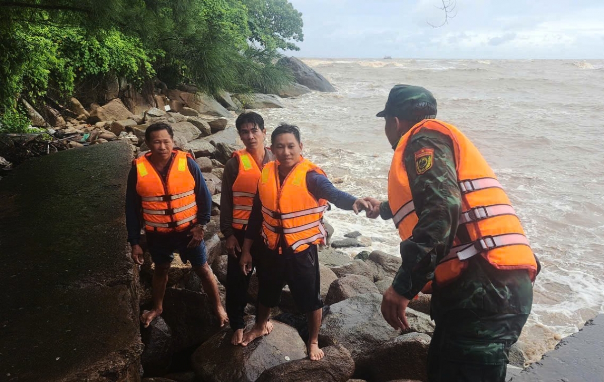 Lực lượng biên phòng đã hỗ trợ đưa 3 thuyền viên vào bờ an toàn.