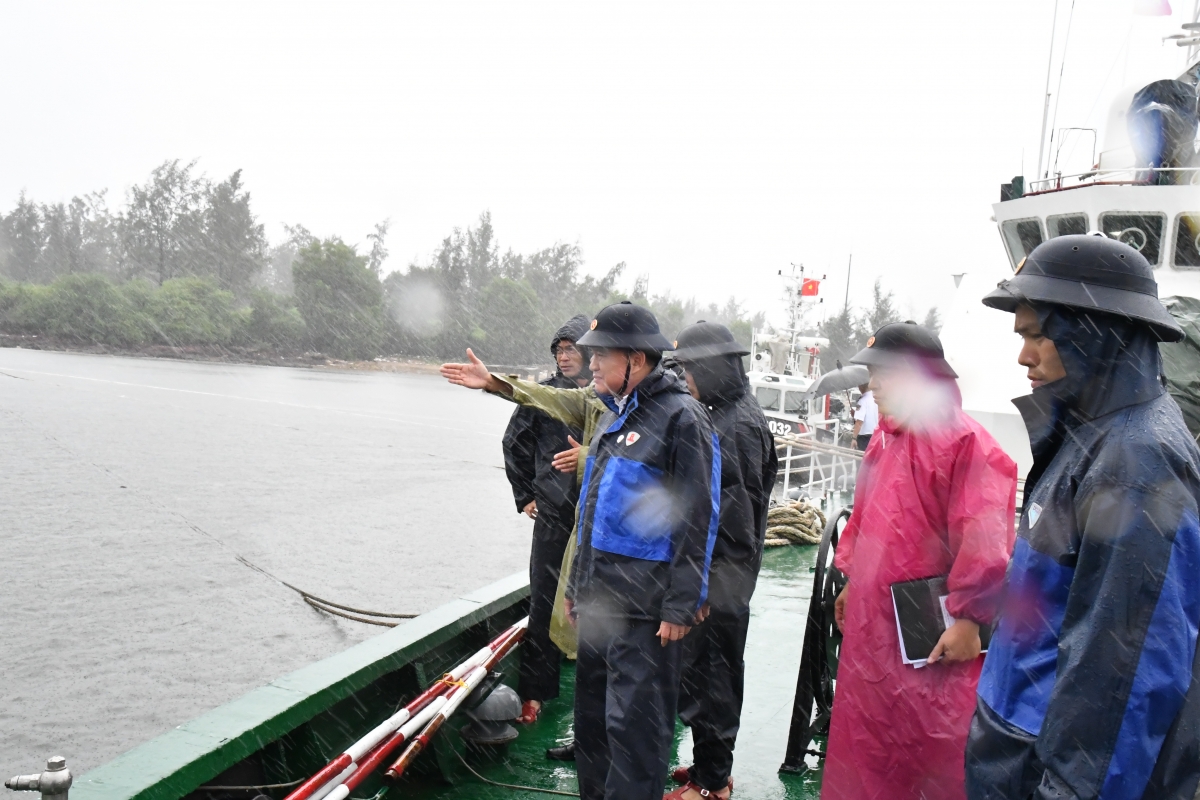 Đại tá Trương Bá Long, Phó Tư lệnh – Tham mưu trưởng Bộ Tư lệnh Vùng Cảnh sát biển 2 kiểm tra công tác phòng chống bão số 10 tại Hải đoàn 21