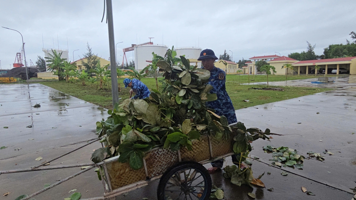 Cán bộ, chiến sỹ cắt tỉa, chằng chống cây xanh bảo đảm an toàn