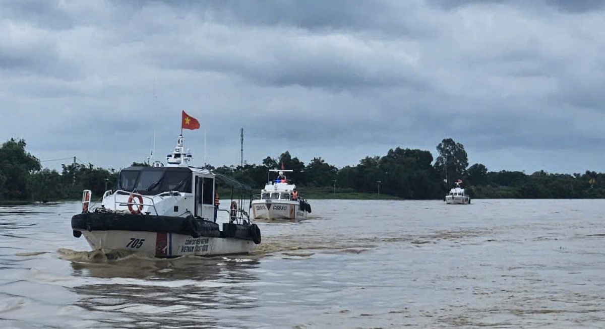 Các xuồng của Bộ Tư lệnh Vùng Cảnh sát biển 2 cơ động ra khu vực tránh, trú bão

Đồng chí yêu cầu các cơ quan, đơn vị duy trì nghiêm chế độ trực, bảo đảm thông tin liên lạc thống suốt; chủ động theo dõi nắm chắc tình hình diễn biến của bão; tiếp tục quán triệt tốt các công điện, chỉ đạo của cấp trên; tổ chức rà soát, điều chỉnh, bổ sung các phương án; cấp bổ sung đủ cơ số trang bị, vật tư phòng, chống bão, chuẩn bị lực lượng, phương tiện sẵn sàng ứng phó kịp thời, hiệu quả khi có tình huống xảy ra và bảo đảm an toàn mọi mặt. Chủ động phối hợp chặt chẽ với cấp ủy, chính quyền địa phương trên địa bàn đóng quân, sẵn sàng cơ động giúp nhân dân ứng phó, tìm kiếm cứu nạn, giảm thiểu tối đa thiệt hại do cơn bão gây ra đối với người dân.