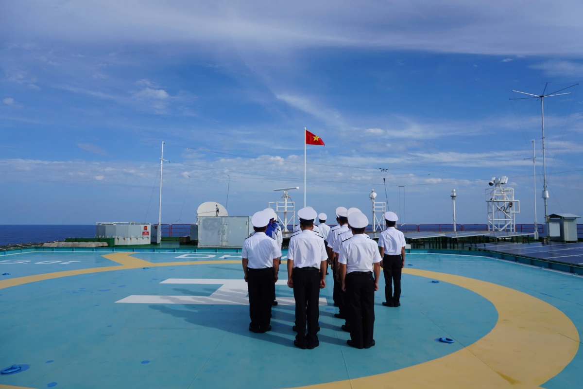 Lá cờ Tổ quốc tung bay trên nhà giàn DK1, để cán bộ, chiến sĩ cùng hướng về Quốc kỳ, hô vang lời thề với Tổ quốc.