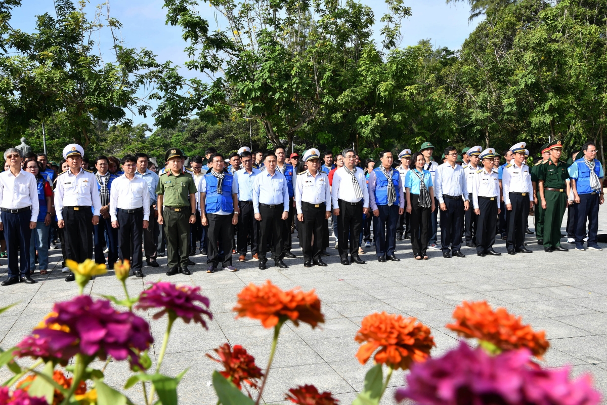 Lãnh đạo đoàn công tác và các đại biểu dâng hoa, dâng hương tại Nghĩa trang Hàng Dương (đặc khu Côn Đảo).