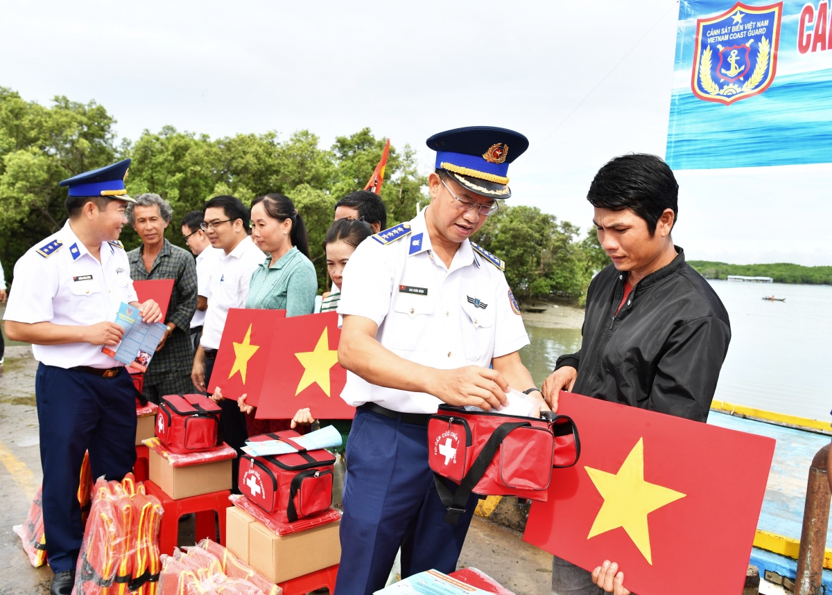  Trao túi thuốc y tế cho ngư dân