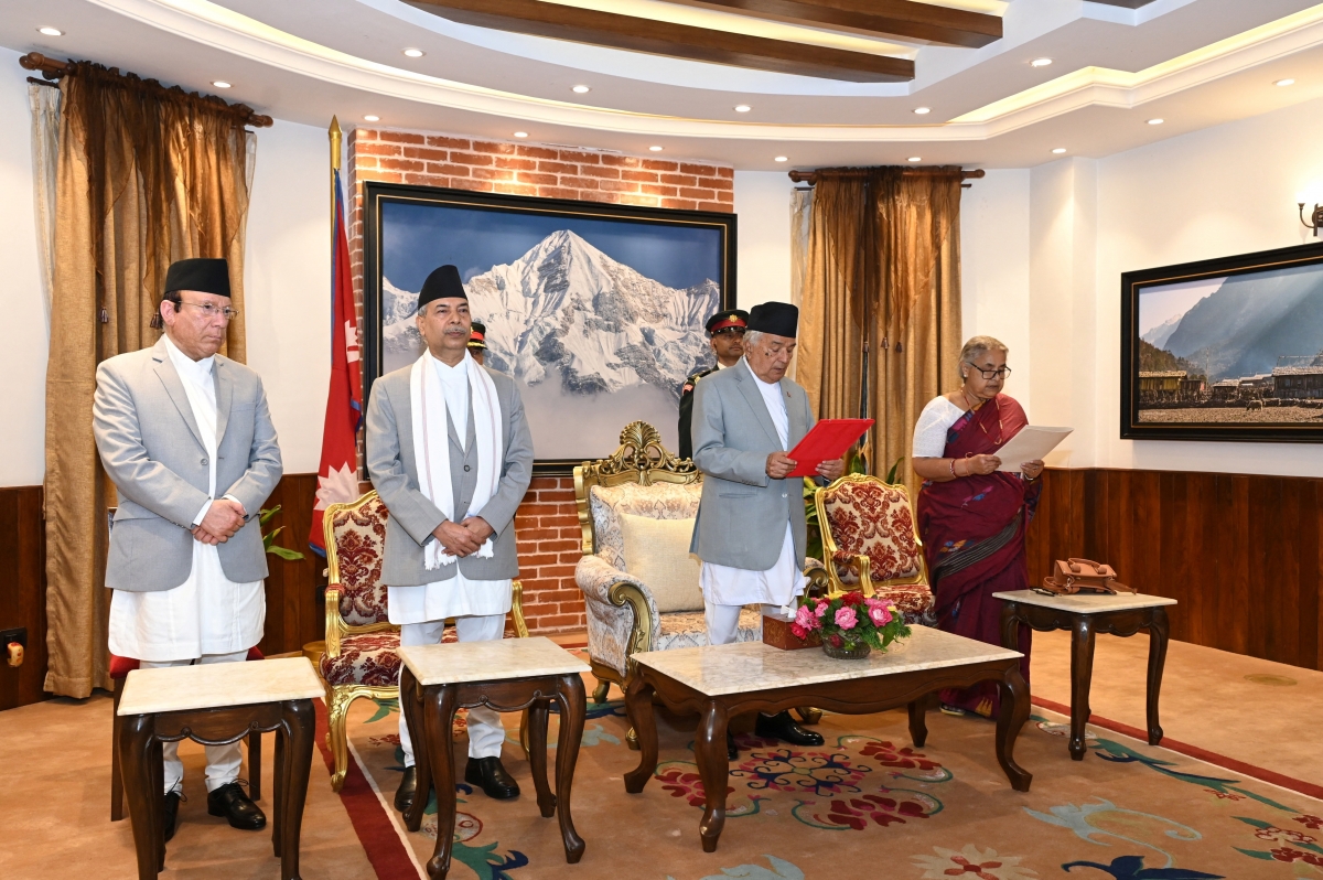 Tổng thống Nepal Ram Chandra Paudel chủ trì lễ tuyên thệ nhậm chức Thủ tướng lâm thời của bà Sushila Karki tại phủ Tổng thống ở thủ đô Kathmandu tối 12/9 (Reuters)