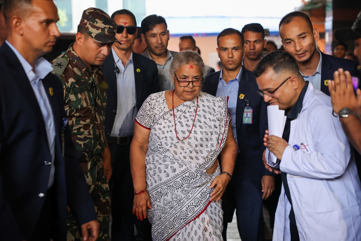 Thủ tướng lâm thời vừa được bổ nhiệm của Nepal Sushila Karki tới bệnh viện tại thủ đô Kathmandu thăm hỏi những người bị thương trong các cuộc biểu tình tuần qua, vào sáng 13/9 (Reuters)