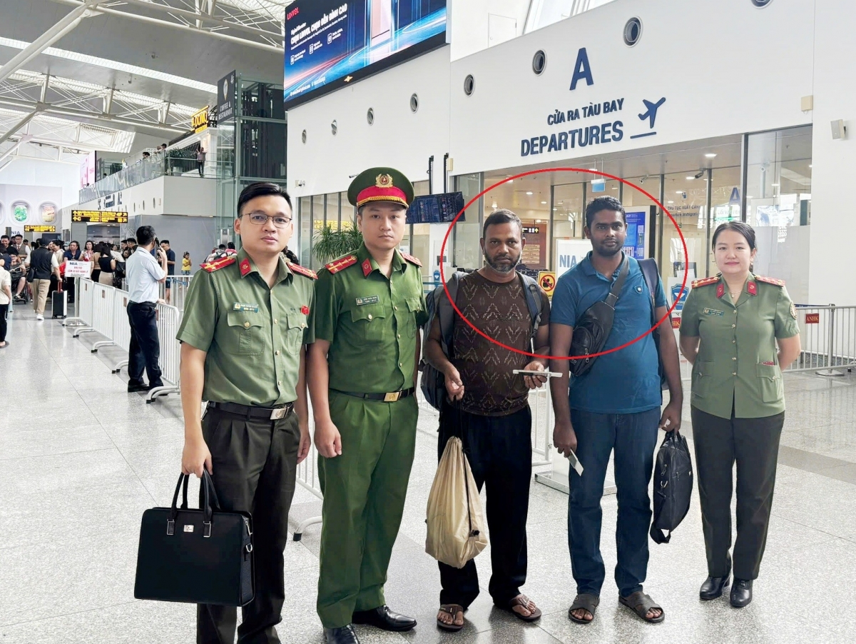 Hai người Bangladesh cư trú trái phép trên địa bàn thành phố Hải Phòng bị trục xuất ngày 18/9/2025