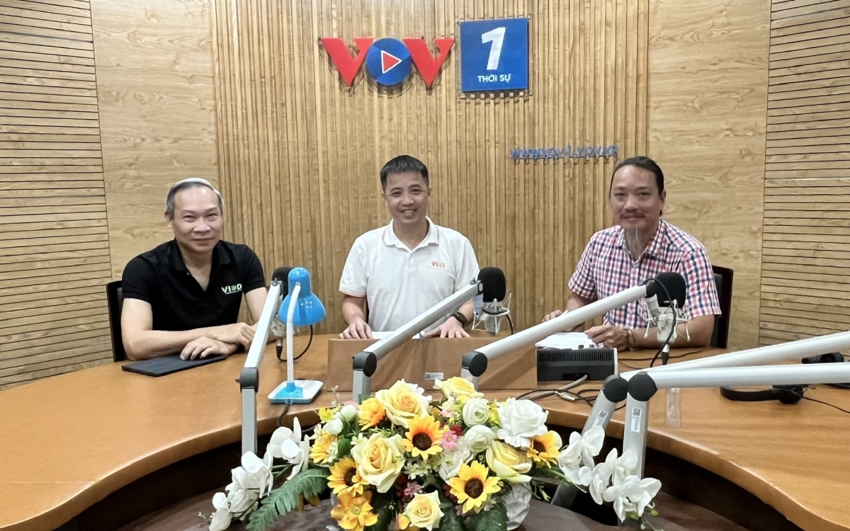 BTV Trung Hiếu và 2 vị khách mời tham gia diễn đàn