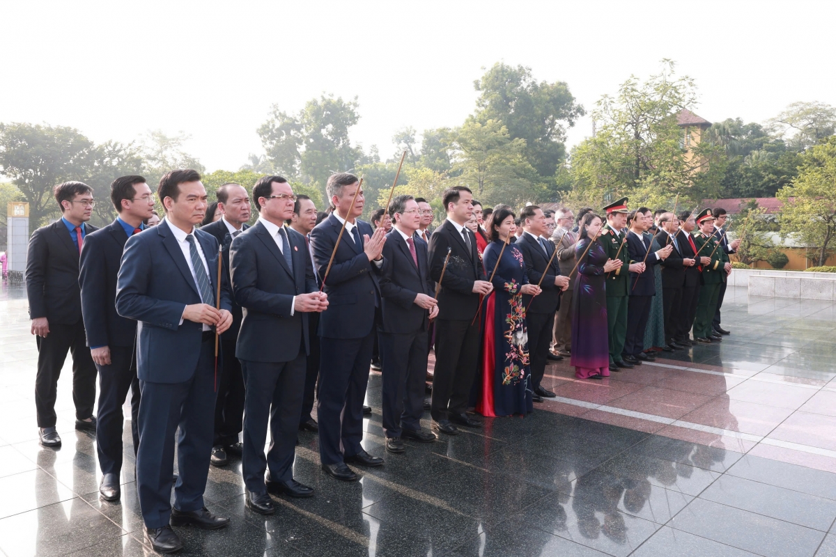 Các đại biểu dâng hương tưởng niệm các Anh hùng liệt sỹ tại Đài tưởng niệm các Anh hùng liệt sỹ Bắc Sơn.