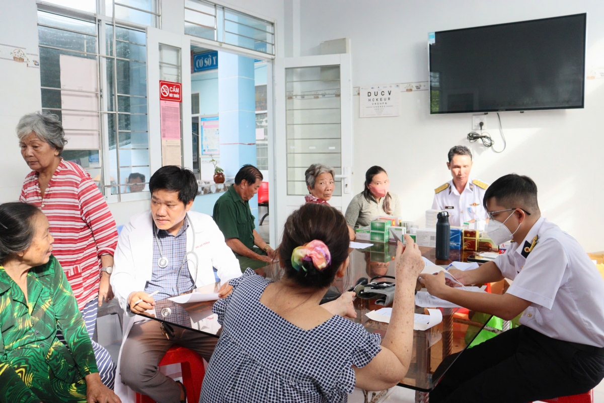 Khám, tư vấn cho bà con xã Năm Căn