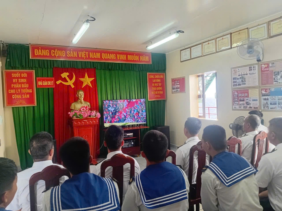 Cán bộ, chiến sĩ Nhà giàn DK1 từ biển khơi hướng về Thủ Đô Hà Nội