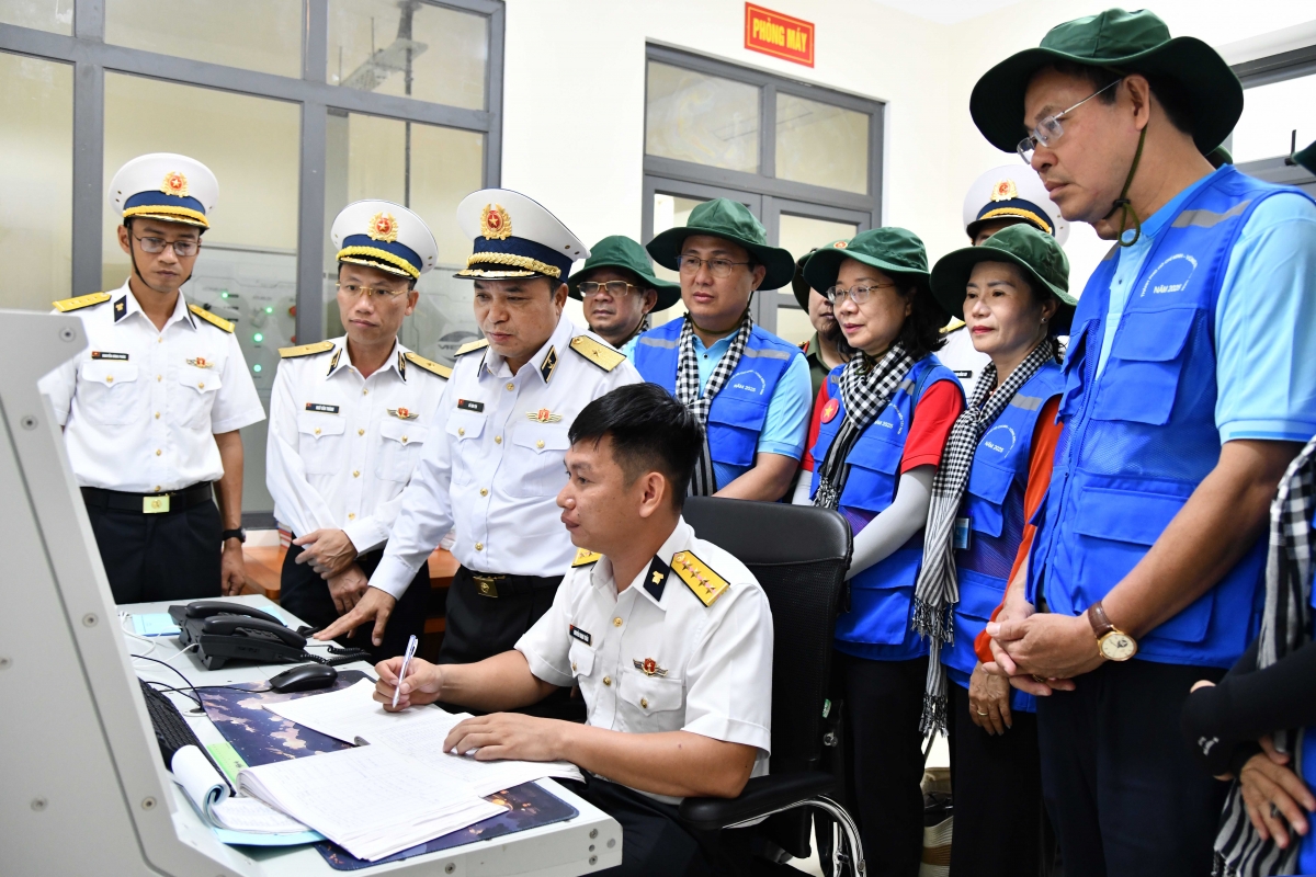 Chuẩn Đô đốc Đỗ Văn Yên, Phó Chính ủy Hải quân (thứ ba từ trái sang) kiểm tra kíp trực Trạm ra đa 595, Trung đoàn 551, Vùng 5 Hải quân thực hiện nhiệm vụ trên đảo Hòn Khoai
