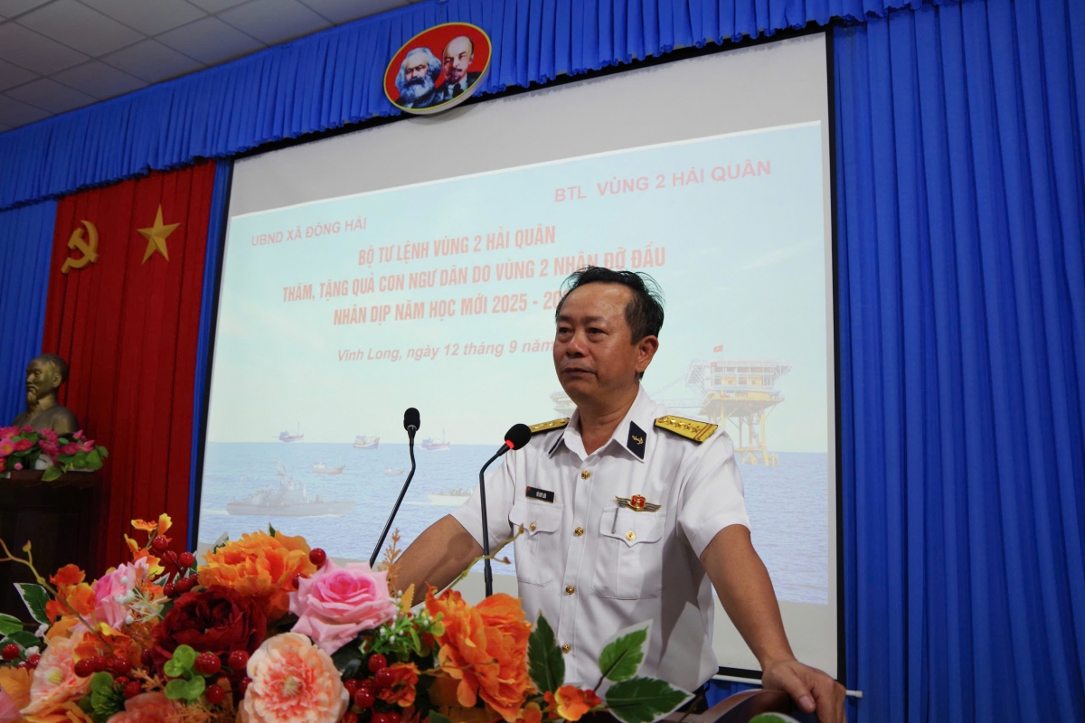 Đại tá Vũ Duy Lưu  phát biểu tại buổi trao quà