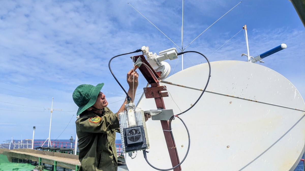 Lực lượng bảo dưỡng kỹ thuật cấp 2 trạm VSAT trên các nhà giàn