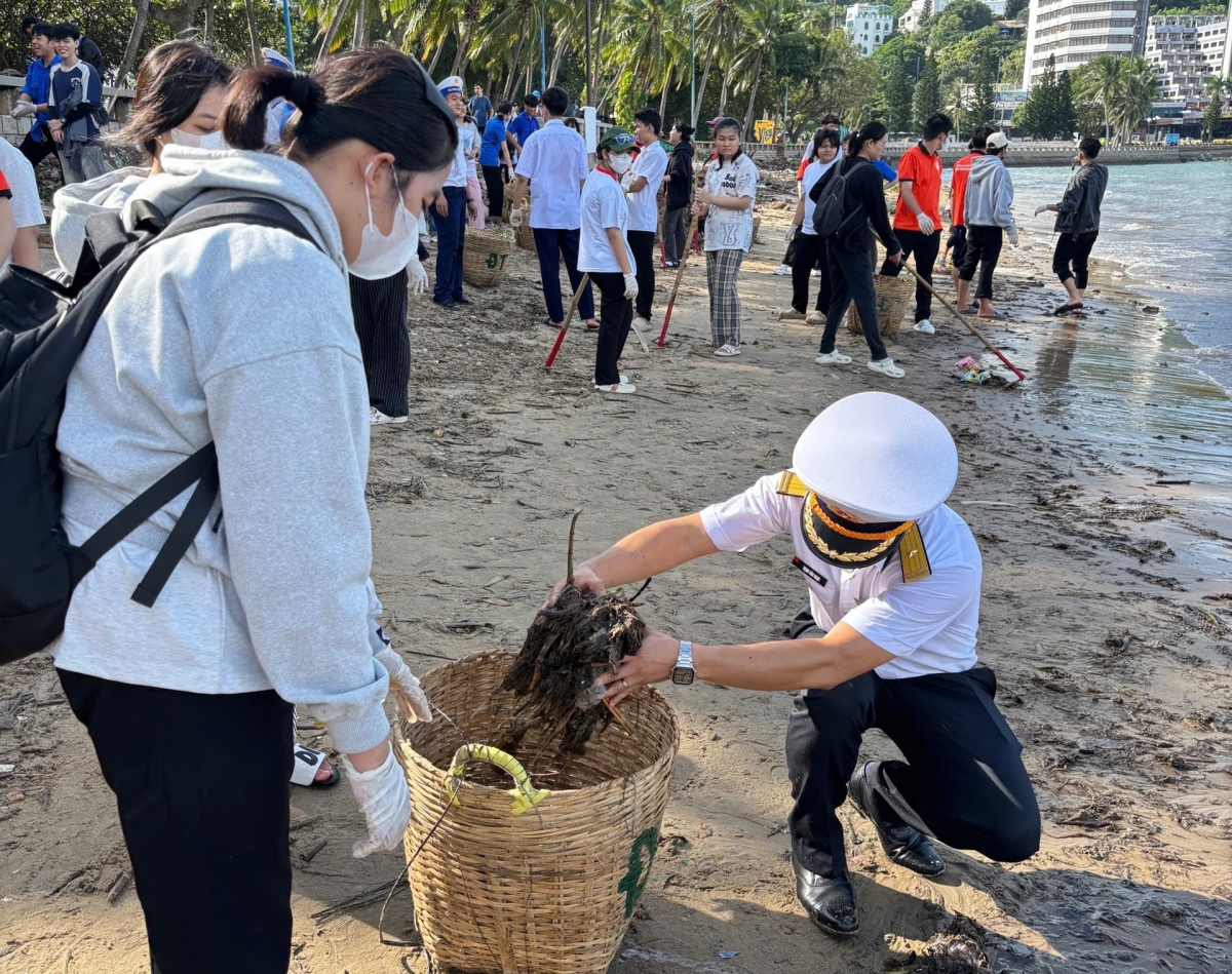 Cùng nhau chung tay vệ sinh bờ biển sạch, đẹp