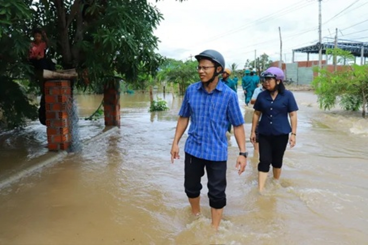 Ông Phạm Văn Phương (áo xanh)- Bí thư Đảng uỷ xã Ia Hiao cùng chính quyền địa phương kiểm tra tình hình ngập lụt tại các làng.