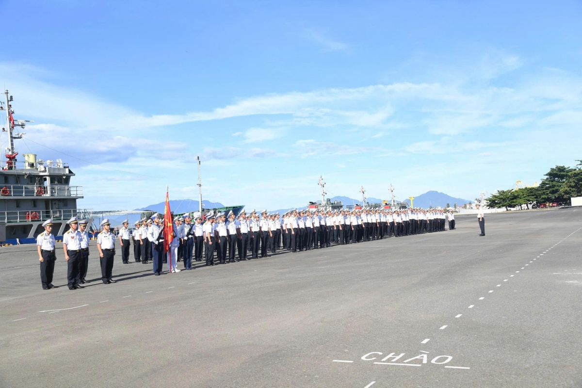 Kiểm tra chào cờ, duyệt đội ngũ của đơn vị tại Lữ đoàn 161