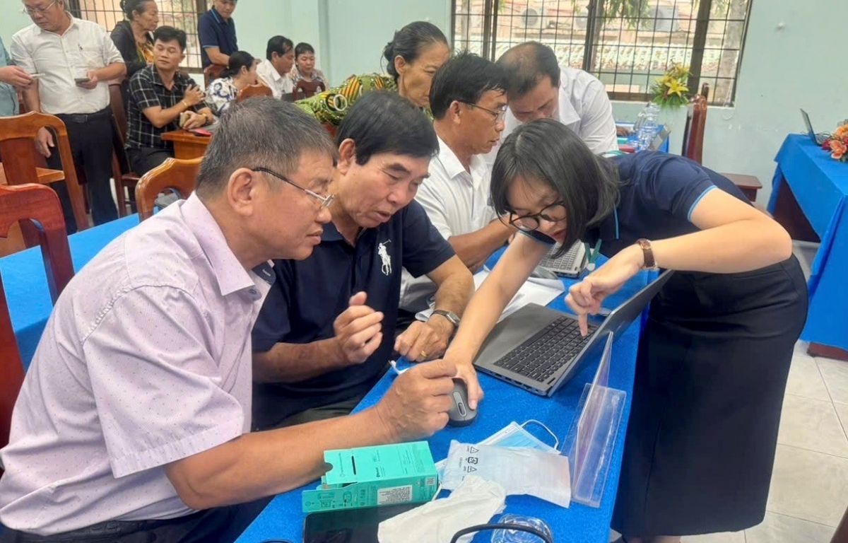 Sau khi tiếp nhận, các trưởng thôn sẽ được hướng dẫn các kỷ năng, thao thác sử dụng để áp dụng vào công việc