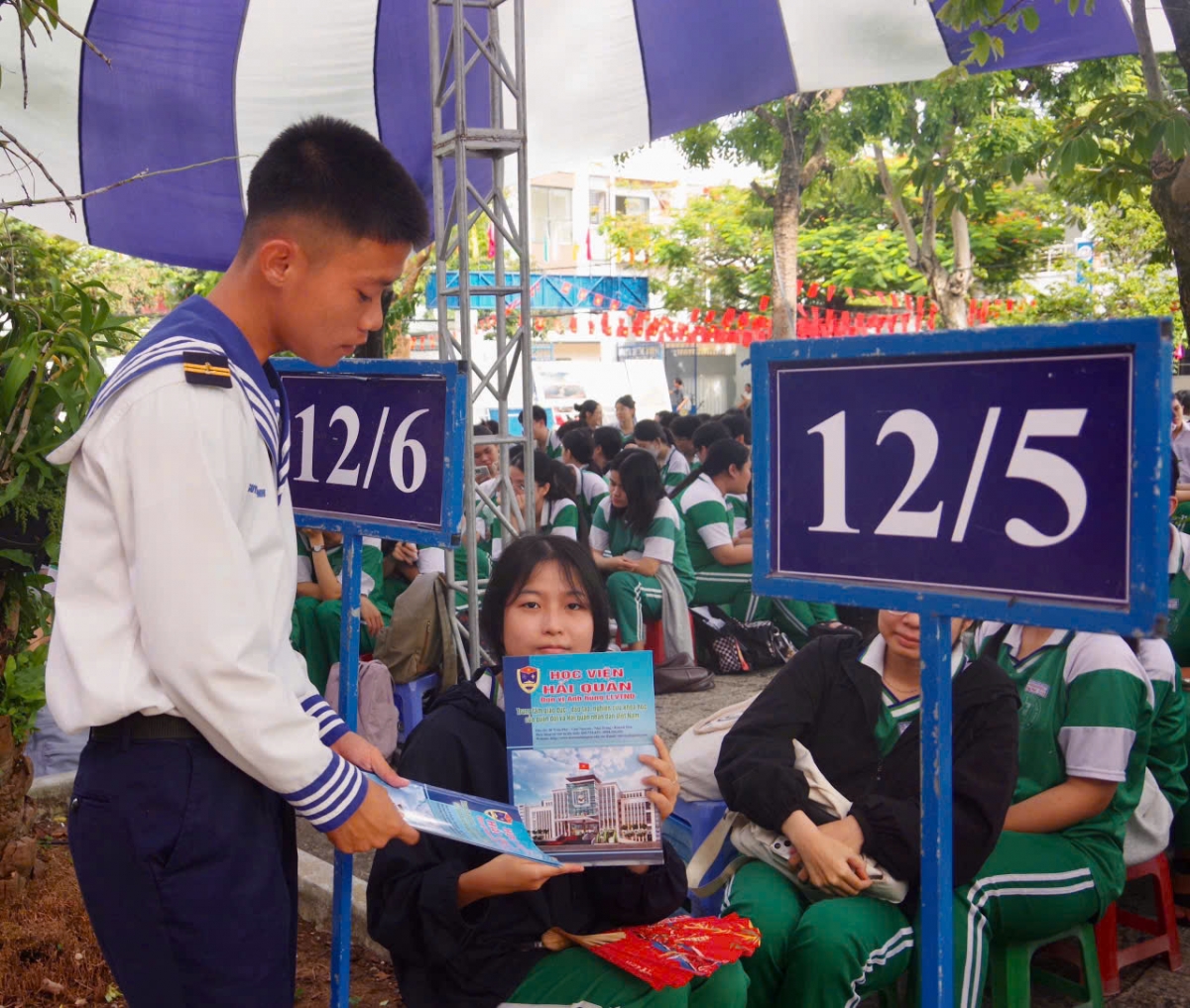 Phát tờ rơi về hướng nghiệp, tư vấn tuyển sinh, thu hút nguồn lực tại Trường THPT Hoàng Hoa Thám.