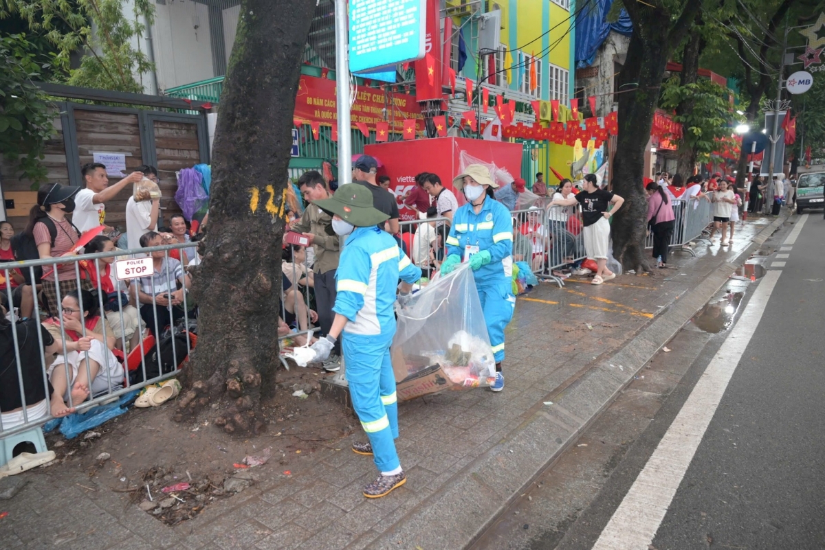 Công nhân Môi trường đô thị Hà Nội tích cực thu gom rác