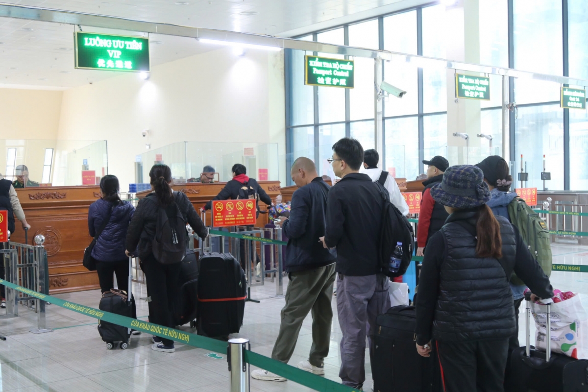 Từ đầu năm 2025, lượng khách xuất nhập cảnh tăng mạnh tại cửa khẩu quốc tế Hữu Nghị. Ảnh: VOV