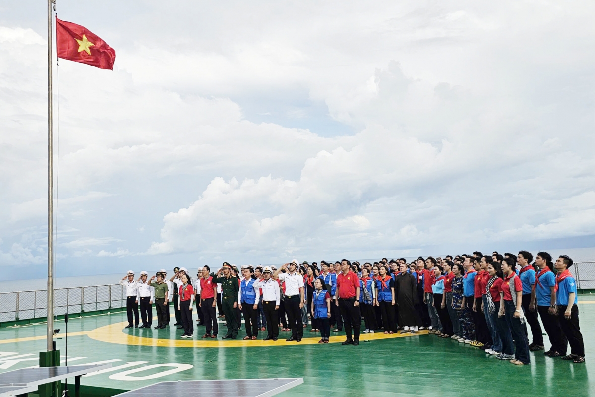 Các đại biểu tham dự lễ chào cờ trên Nhà giàn DK1/10.