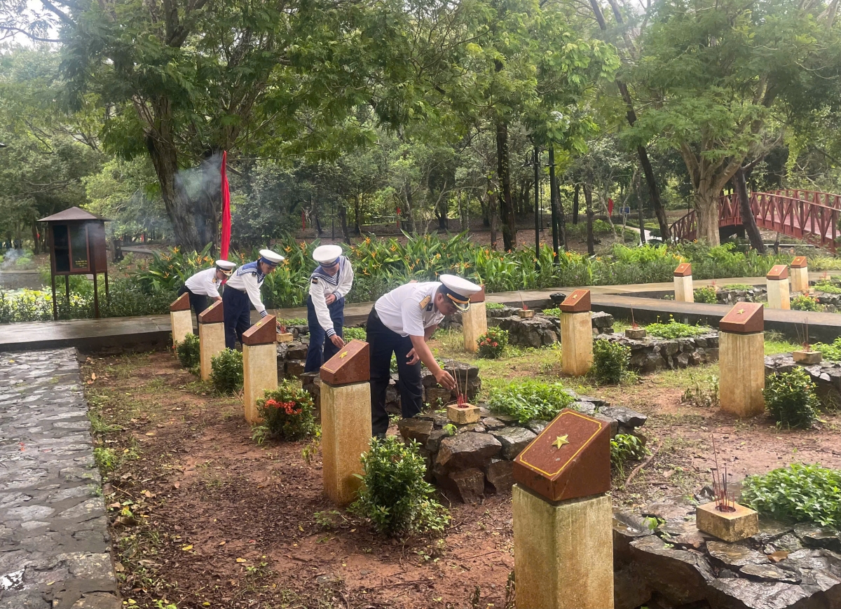 Cán bộ, chiến sĩ Trạm Ra đa 590, Trung đoàn 251 dâng hương tại Nghĩa trang Hàng Dương, Côn Đảo