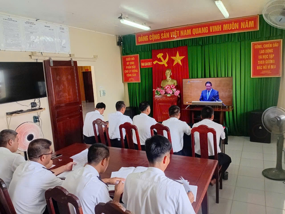 . Cán bộ, đảng viên Nhà giàn DK1/7 tại Cụm Huyền Trân nghiêm túc học tập Nghị quyết