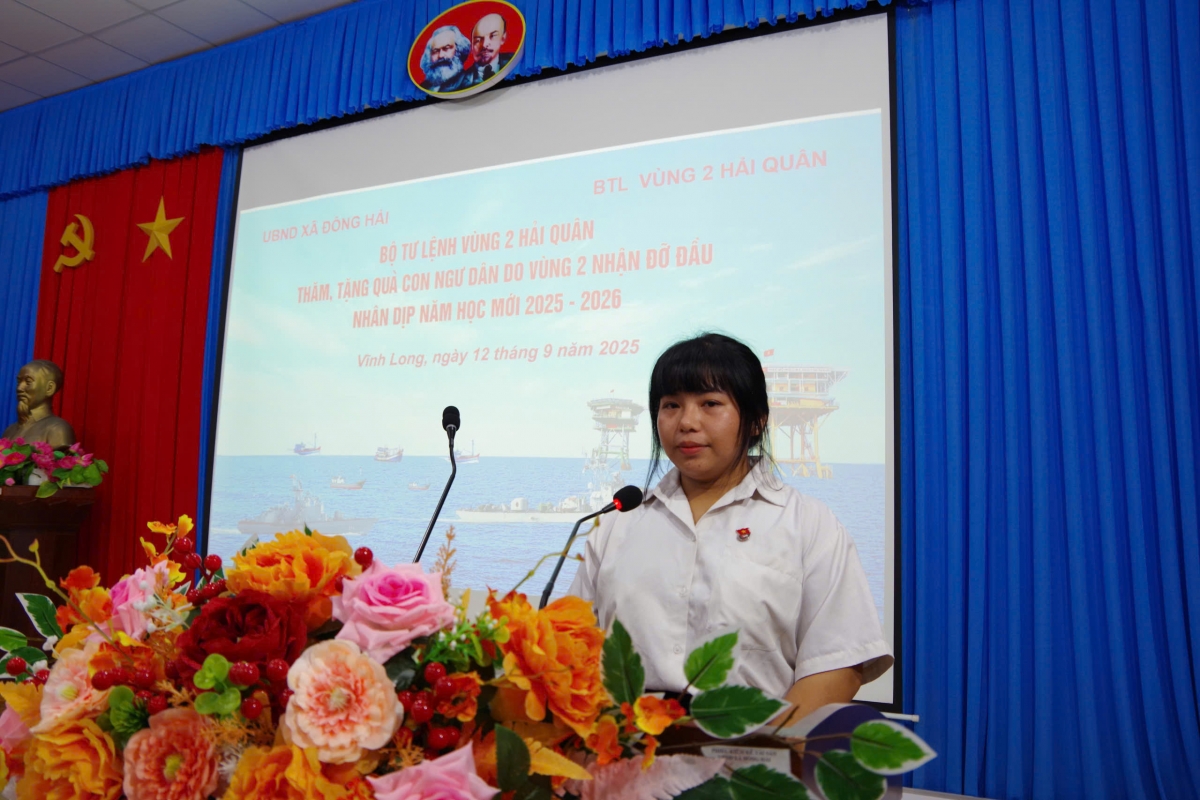 Cháu Lâm Hồng Thúy, học sinh lớp 10 phát biểu chia sẻ tại buổi trao quà