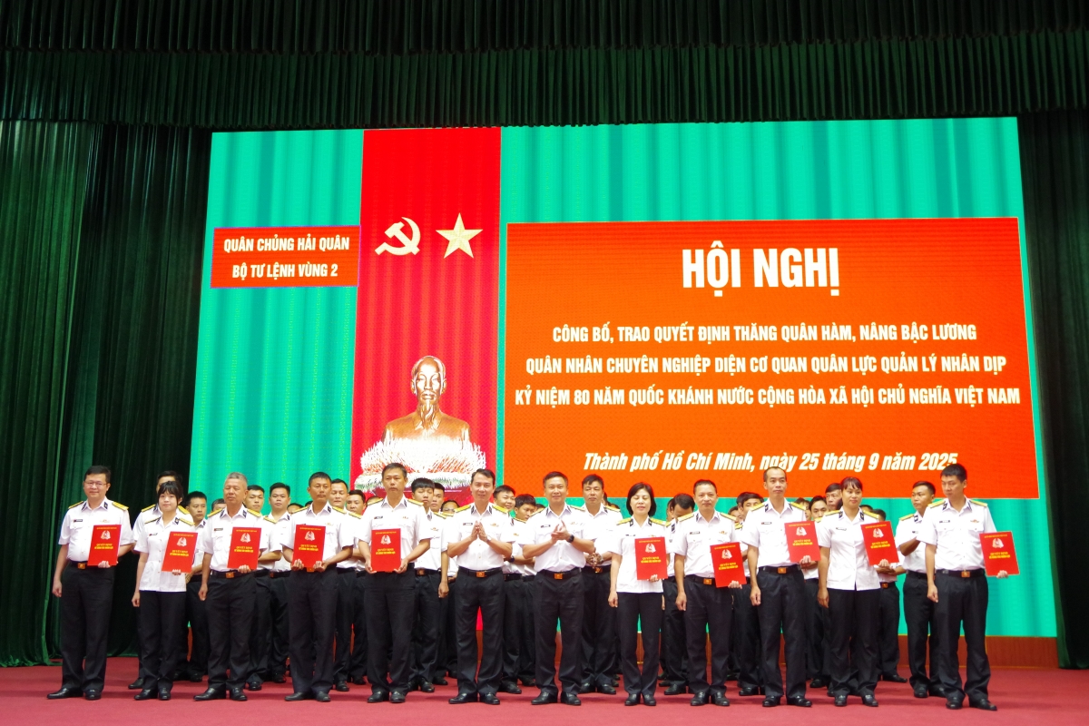 Thủ trưởng Bộ Tư lệnh Vùng trao quyết định nâng lương, thăng quân hàm cho các đồng chí QNCN