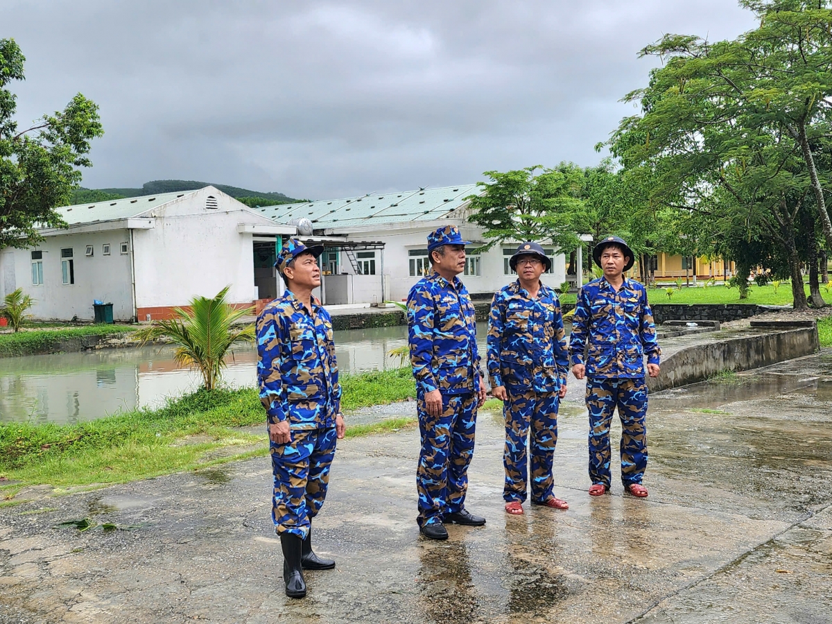 Đại tá Đoàn Bảo Anh, Phó Tư lệnh Vùng 3 Hải quân kiểm tra, chỉ đạo các đơn vị phòng chống bão số 10