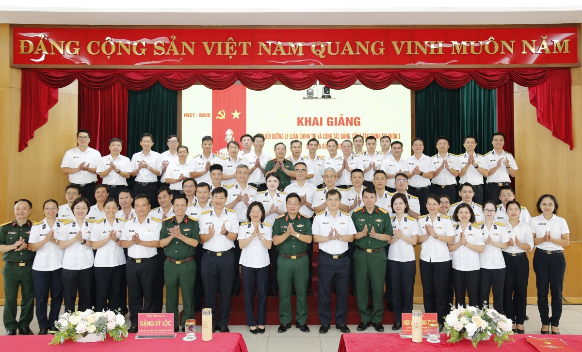 Các đại biểu và học viên chụp ảnh lưu niệm