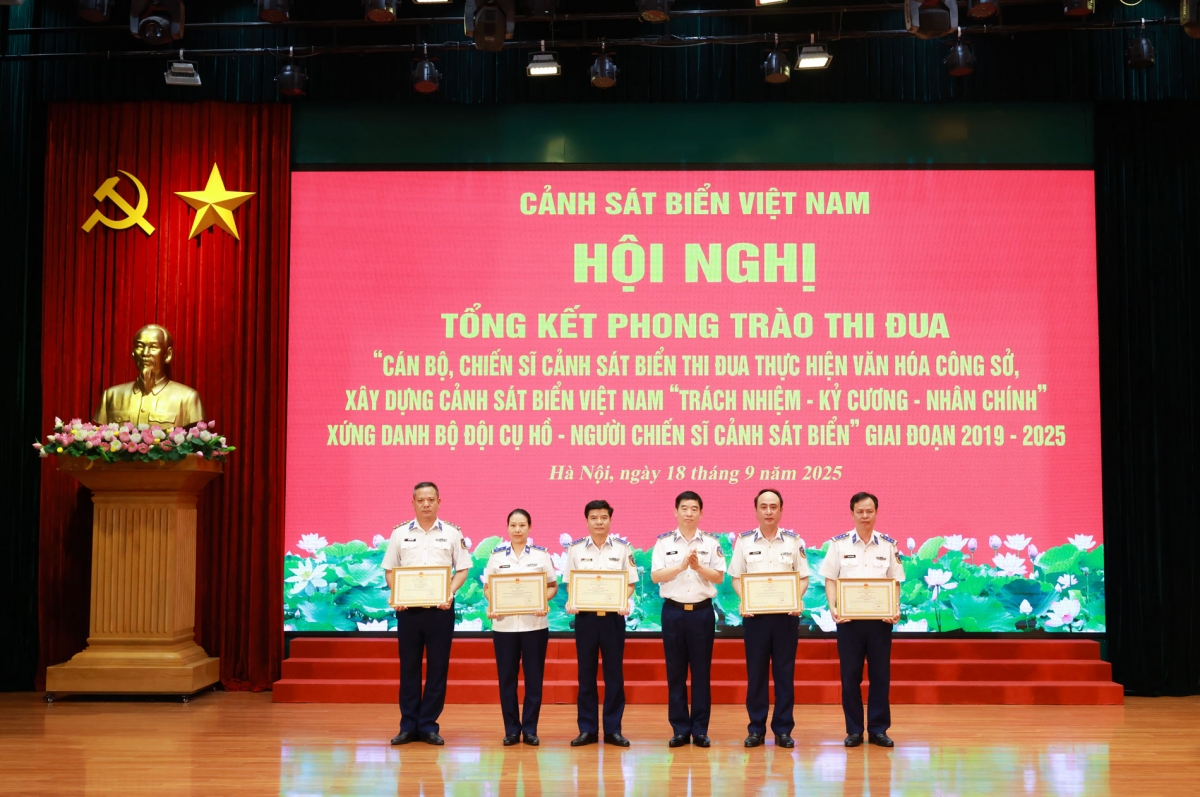 Thủ trưởng Bộ Tư lệnh trao Bằng khen tặng các tập thể có thành tích xuất sắc trong thực hiện phong trào thi đua “Cán bộ, chiến sĩ Cảnh sát biển thi đua thực hiện văn hóa công sở” giai đoạn 2019 – 2025.
 