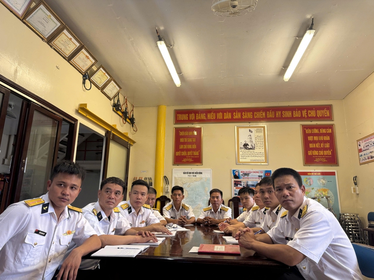 Cán bộ, đảng viên nhà giàn DK1.9 trên Cụm Ba Kè chăm chú theo dõi Nghị quyết