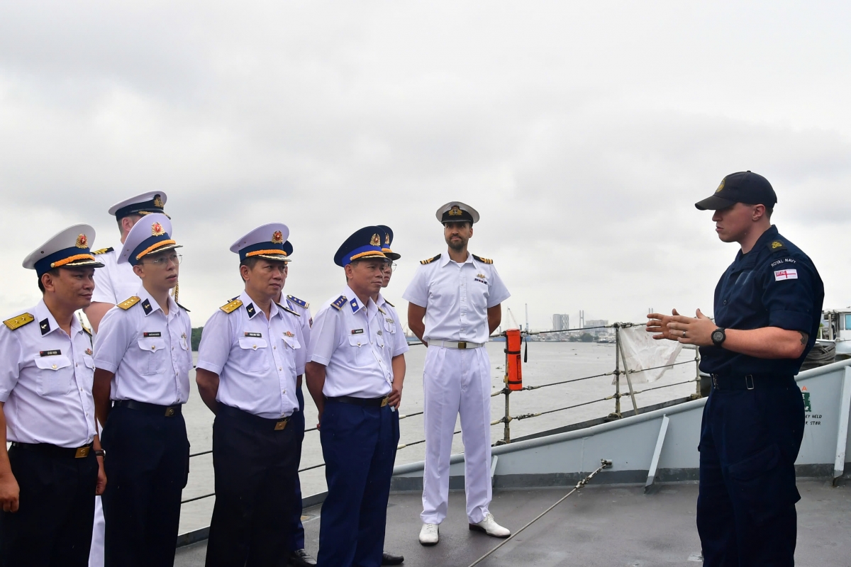 Đoàn cán bộ của Lữ đoàn 125, Vùng 2 tham quan trên tàu HMS Richmond